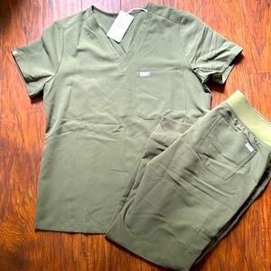 Women’s FIGS Medium Moss Catarina Scrub Top and Zamora 2.0 Jogger Scrub Pant MP